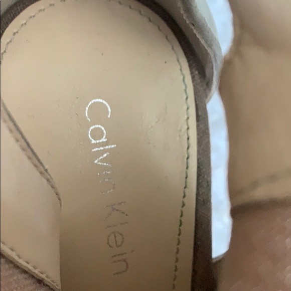 Calvin Klein, sporty peep-toe sandle. - Picture 2 of 3